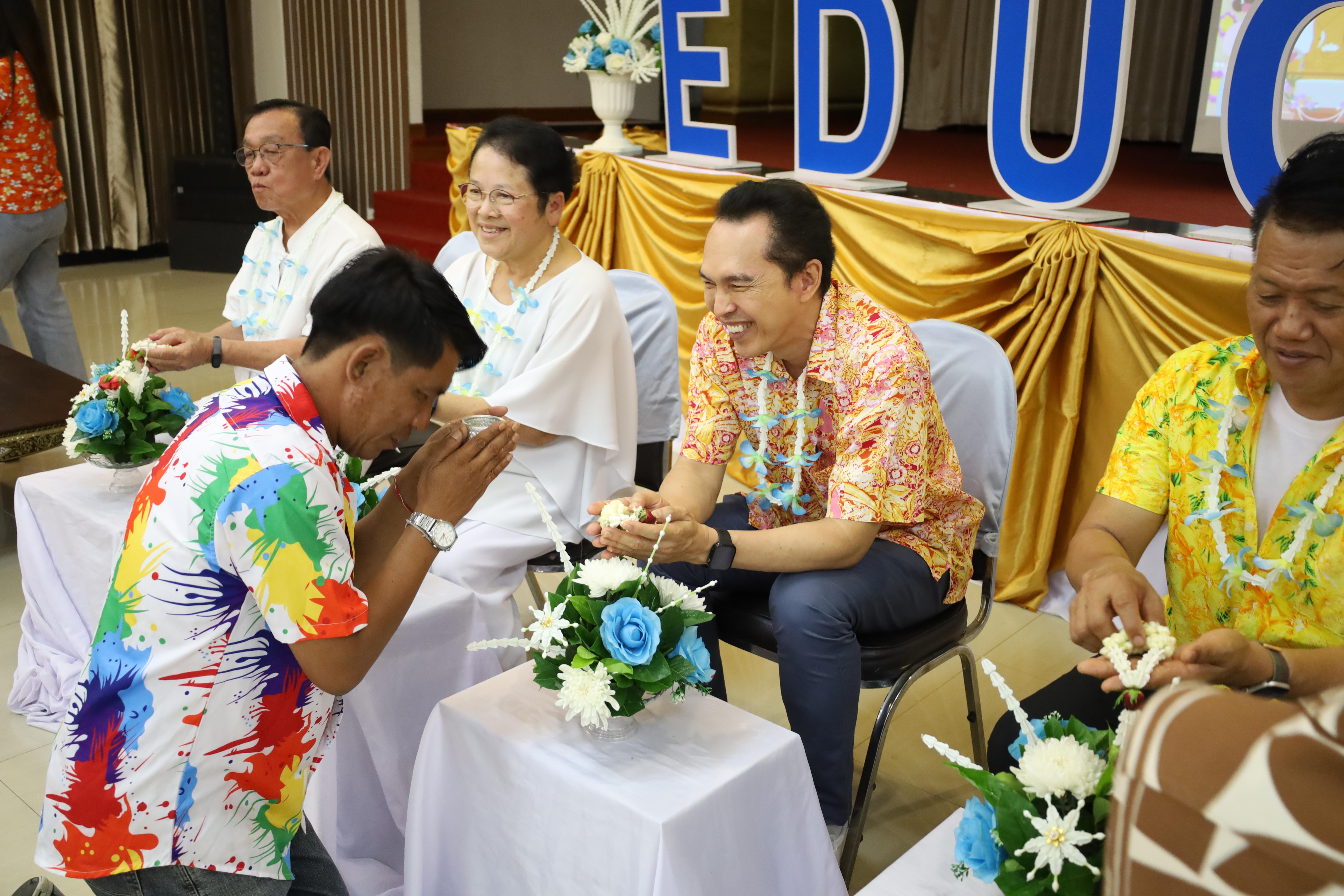 175. วันที่ 26 เมษายน 2568 สาขาการบริหารการศึกษา ได้จัดกิจกรรมรดน้ำดำหัวคณาจารย์ระดับบัณฑิตศึกษา ประจำสาขาการบริหารการศึกษา ณ ห้องประชุมครุร่มสัก 1 ชั้น 3 อาคารคณะครุศาสตร์